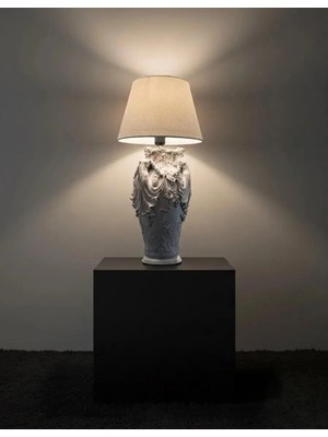 Lamazif Antik Figürlü Klasik Masa Lambası 36X18 cm – Heykelsi Polyester Gövdeli Lüks Abajur Salon & Ofis Aydınlatma