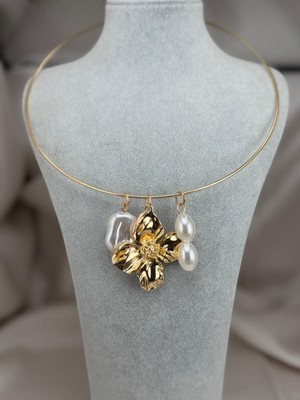 ZS Aksesuar Luxury Gold Kolye – Inci ve Çiçek Detaylı Prestijli Tasarım