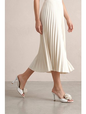 Fiore Ayakkabı Rosalie Esnek Yumuşak Kaymaz Taban (8 Cm) Beyaz Cilt El Yapımı Gül Detaylı Kadın Topuklu Terlik