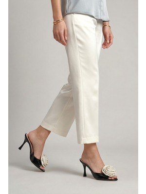 Gökhan Talay Rodeya Esnek Yumuşak Kaymaz Taban (8 Cm) Siyah Rugan El Yapımı Beyaz Gül Detaylı Kadın Topuklu Terlik