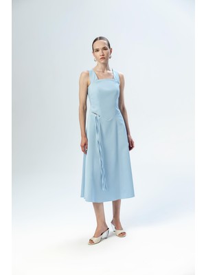 Kameya Bel Vurgulu Aksesuar Detaylı Elbise