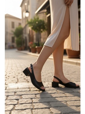 Enoch Kadın Lazer Kesim Detaylı Alçak Kalın Topuklu Kare Burun Siyah Sandalet