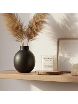 Berry Store Wildwood Secret Lüks Aromaterapi Mumu |%100 Doğal Soya Wax | Okaliptüs, Tütün, Vanilya & Sandal Ağacı Kokulu | 4x Pamuk Fitilli | El Yapımı Fitiller | 50+ Saat Ultra Uzun Yanma Süresi | Tekrar Kullan