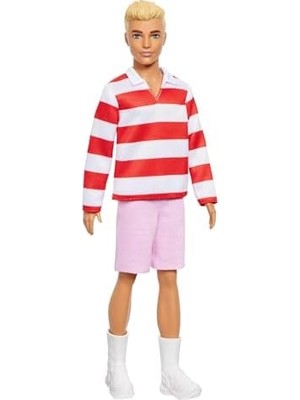 Berry Store Fashionistas Ken Bebek Kırmızı Beyaz Polo Tişörtü, Pembe Şortu, Uzun Beyaz Çorapları ve Spor Ayakkabılarıyla Sarışın, HYV01