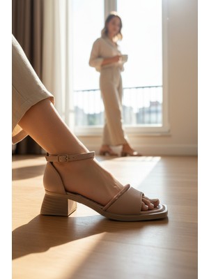 Enoch Kadın Ince Taş Detaylı Alçak Kalın Topuklu Kare Burun Sandalet