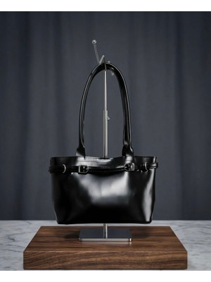 Han Çanta Kadın Siyah Deri Omuz Çantası – Günlük & Şık Kullanım, Tokalı Detaylı