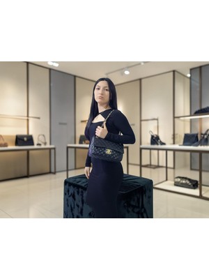 Dilorans Ikonik Zarafet: Siyah Kapitone Gold Zincirli Omuz Çantası