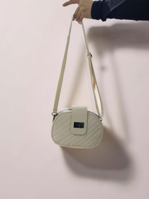 Dilorans Stilinizi Konuşturun: Şık Metal Kilitli Beyaz Baget Çanta