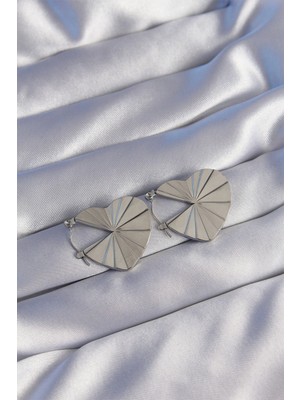 Krm 316L Çelik Gümüş Renk Çizgili Plaka Tasarımlı Kalp Küpe Krm