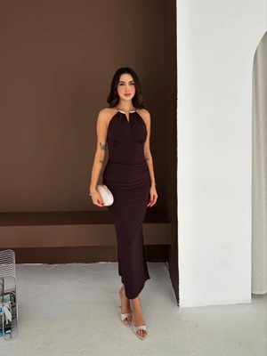 Pusula Sepeti Uzun Abiye Elbise Yırtmaçlı Sırt Dekolteli Şık Gece Elbisesi - Kahverengi