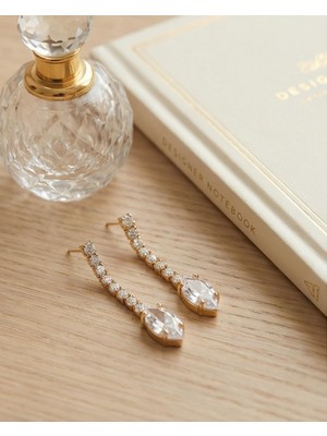 Mervan Takı Altın Renk Zirkon Taşlı Sallantılı Bijuteri Küpe- Markiz Kesim