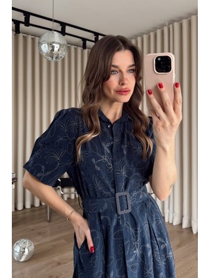 Sue Store Lacivert Bej Çiçek Desenli Kemerli Gömlek Elbise. Ön Sipariş Açılmıştır. 10 Nisan Cuma Stok Giriş Tarihidir.