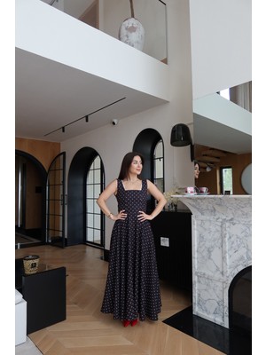 Özge Özgenç Kalın Askılı Puantiyeli Maxi Elbise