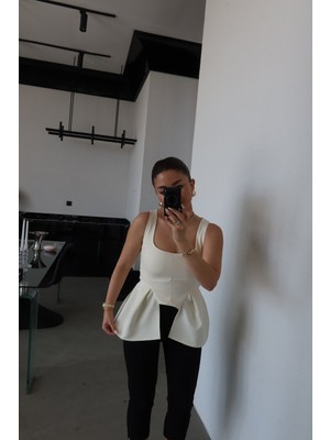 Özge Özgenç Puantiyeli Askılı Bluz