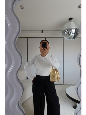 Özge Özgenç Uzun Kollu Göğüsü Dantelli Bluz