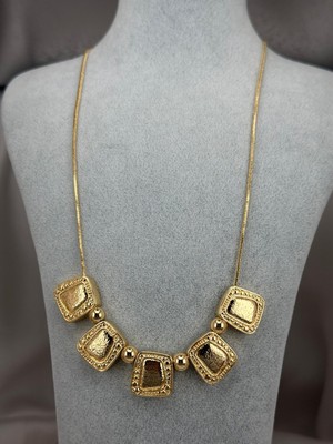 ZS Aksesuar Geometrik Gold Kolye – Kare Formlu Parlak Yüzey Modern Statement Kadın Kolye