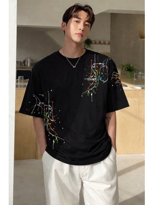 Tarz Cool Erkek Oversize Baskılı Tişört – Renkli Boya Desenli Modern Streetwear