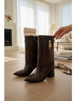 Yazın Ayakkabıları Acı Kahve Rugan Yanı Toka Detaylı Kalın Topuklu Ayakkabı