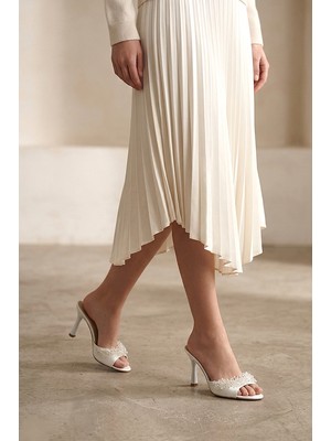 Gökhan Talay Lucine Esnek Yumuşak Kaymaz Taban (8 Cm) Beyaz Cilt El Yapımı Şeffaf Boncuk Detaylı Kadın Topuklu Terlik