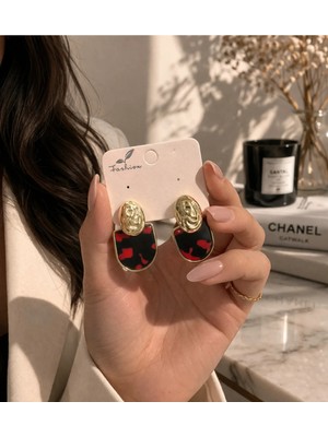 Bymiel Gold Detaylı Kırmızı Siyah Desenli Retro Küpe – Şık & Modern Tasarım