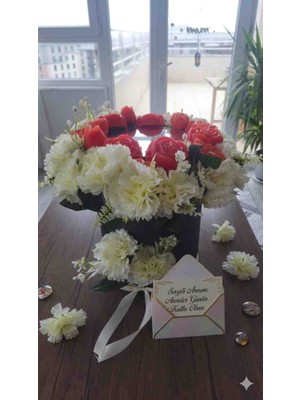 Sabrina Organizasyon Kokulu Mum Çiçek Sepeti ve Pleksi Ayna Yapay Çiçek Modeli Çiçek Sepeti