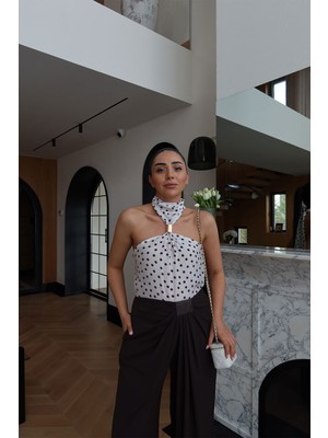 Özge Özgenç Puantiyeli Sırt Dekolteli Bluz