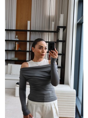 Özge Özgenç Düşük Omuzlu Çift Katlı Bluz