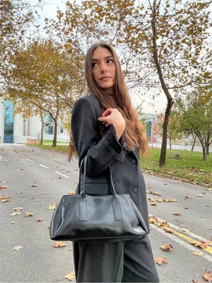 Mabel Suni Deri Kadın Omuz Çantası Iç Astarlı Fermuarlı Üç Gözlü – Şık & Kullanışlı(30×17×12 cm )