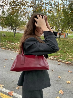 Mabel Suni Deri Kadın Omuz Çantası Iç Astarlı Fermuarlı Üç Gözlü – Şık & Kullanışlı(30×17×12 cm )