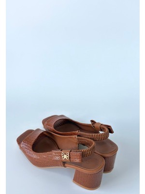 Alfaze Kahve Rugan Arkadan Lastikli Tokalı Şık Kalın Topuklu Ayakkabı Topuk Boyu 6,5 cm