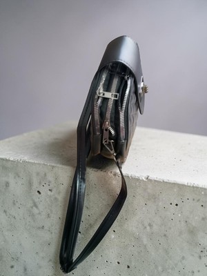 Dilorans Stilinizi Konuşturun: Şık Metal Kilitli Baget Çanta