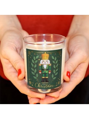 SÜS – Kurşun Asker (Nutcracker) Tasarımlı Mum, Yeşil Renk Temalı, 135 G Doğal Biyo, 40 Saat Yanma Süresi, Cam Kavanoz, Şık Bristol Kutulu, Yılbaşı Koleksiyonu Hazır Hediye