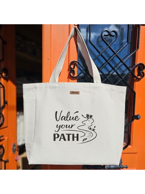 Bumudur Aksesuar Koyu Yeşil Logo Detayı Akışkan Stil Doğa Temalı ve El Yazısı Değerli Yolunuzu Sevin Baskılı Naturel Kanvas Bez Çanta Sap Beyaz Cırt Cırtlı Suluk Tutuculu - Büyük