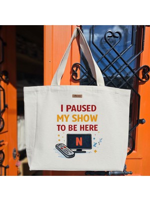 Bumudur Aksesuar Kırmızı ve Sarı Logo Eğlenceli Tv Teması Temalı Modern Baskılı Naturel Kanvas Bez Çanta Sap Beyaz Cırt Cırtlı Suluk Tutuculu - Büyük