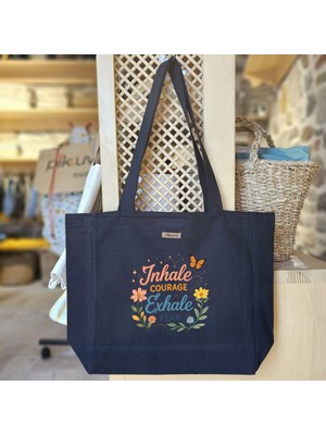 Bumudur Aksesuar Pembe Mavi Çiçekli Motivasyonel Logo El Yazısı Stili ve Baskılı Siyah Kanvas Bez Çanta Sap Gri̇ Beyaz Kareli̇ Astarlı Cırt Cırtlı Suluk Tutuculu - Büyük