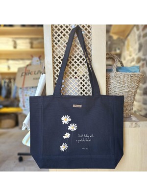 Bumudur Aksesuar Beyaz Papatyalar ve Kalp Mesajı Baskılı Siyah Kanvas Bez Çanta Sap Gri̇ Kareli̇ Astarlı Cırt Cırtlı Suluk Tutuculu - Büyük