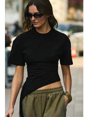 Grimelange Sorev Kadın Yumuşak Kumaşlı Yuvarlak Yakalı Asimerik Kesimli Kısa Kollu Siyah Bluz