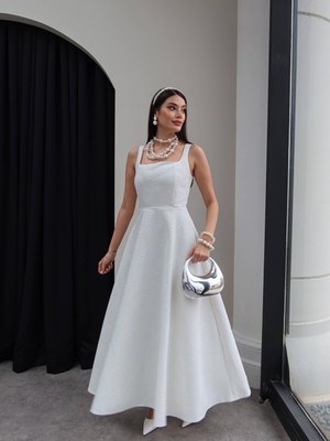 Esra Helvacı Kare Yaka Nakış Detaylı Uzun Elbise
