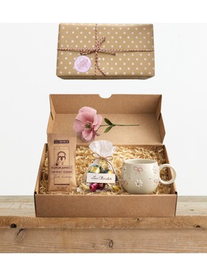 Cihania Store Özel Gün Hediye Kutusu - Kahve Fincanı, Türk Kahvesi, Çikolata ve El Yapımı Çiçek