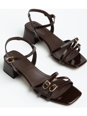Dilimler Ayakkabı Büyük Numara Kadın Kısa Topuklu Sandalet Kahverengi Rugan Ince Çapraz Bantlı