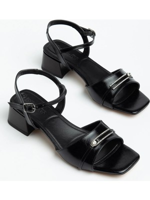 Dilimler Ayakkabı Büyük Numara Kadın Kısa Topuklu Sandalet Siyah Yatay Taş Aksesuarlı