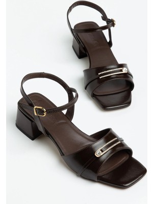 Dilimler Ayakkabı Büyük Numara Kadın Kısa Topuklu Sandalet Kahverengi Yatay Taş Aksesuarlı