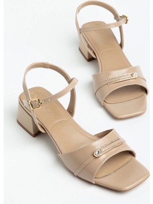 Dilimler Ayakkabı Büyük Numara Kadın Kısa Topuklu Sandalet Nude Yatay Taş Aksesuarlı