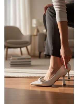 Enoch Kadın Gri Sivri Burun Işıltılı Taşlı Fiyonk Detaylı Kadeh Topuklu Klasik Ayakkabı