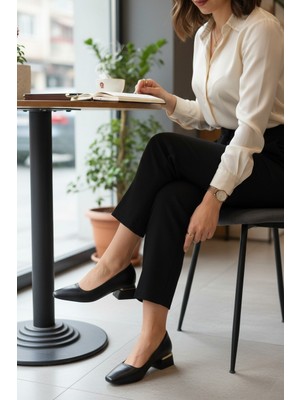 Enoch Kadın Küt Burun Metal Detaylı Alçak Blok Topuklu Klasik Ayakkabı