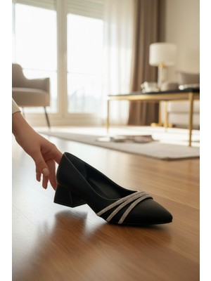 Enoch Kadın Siyah Sivri Burun Simli Işıltılı Alçak Blok Topuklu Klasik Ayakkabı