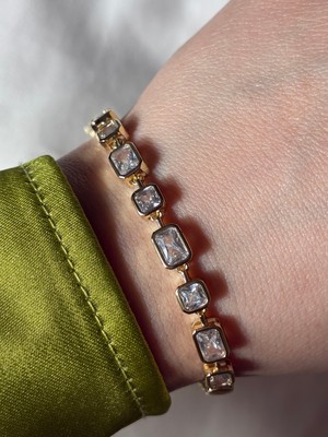 Baget Taşlı Gold Bileklik – Zarif ve Işıltılı Tasarım