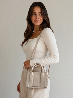 Kadın Bej Mini El ve Omuz Çantası – Sert Form, Şık Günlük ve Klasik Kullanım