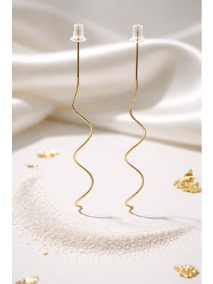 ArmoniaVital Altın Kaplama Burgu Geçirmeli Küpe - Minimalist Sallantılı Zincir Küpe - Modern Dalga Tasarım