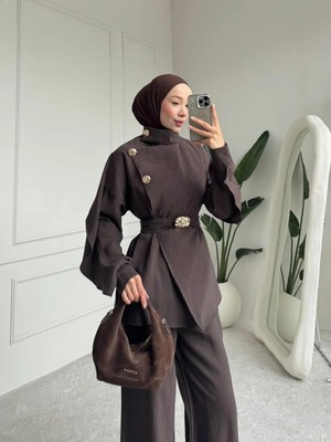 Cardella Perla Pelerin Detaylı Kemerli Gold Düğmeli Ikili Takım – Şık ve Modern Kombin